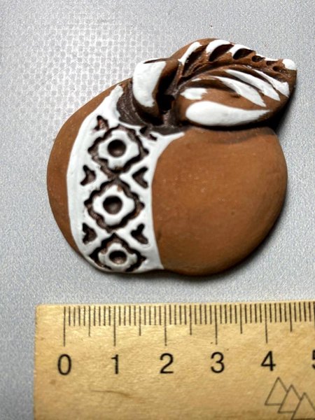 Яблучко з вишиванкою теракотове з білим - підвіска (5 см) - зображення 1