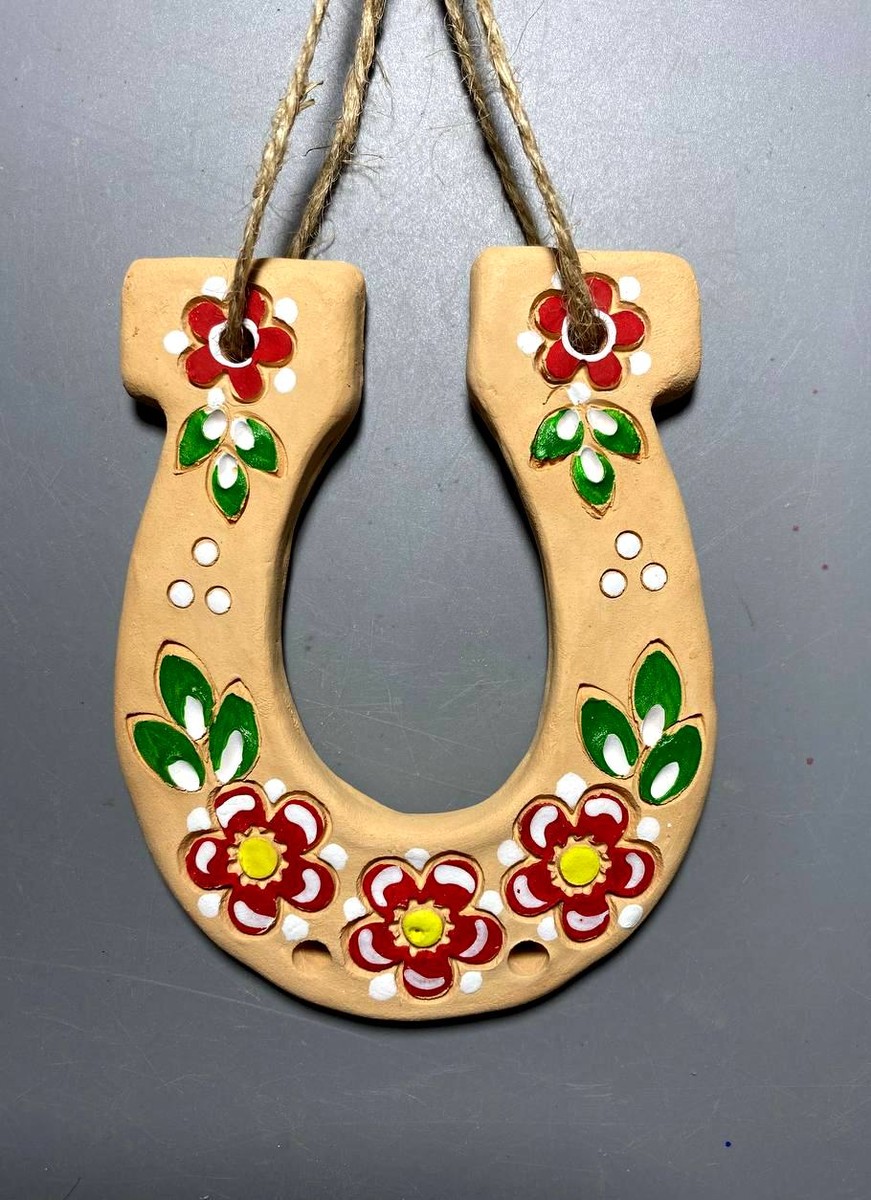 Велика підкова світла з червоними квітами (12 см.підвісочка) - зображення 1