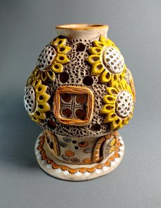 Хатинка з соняхами та віконцями на даху (16 см.кругла велика) - зображення 1