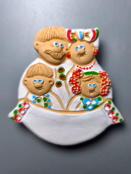 Магніт Українська родина за столом (11 см) - зображення 1