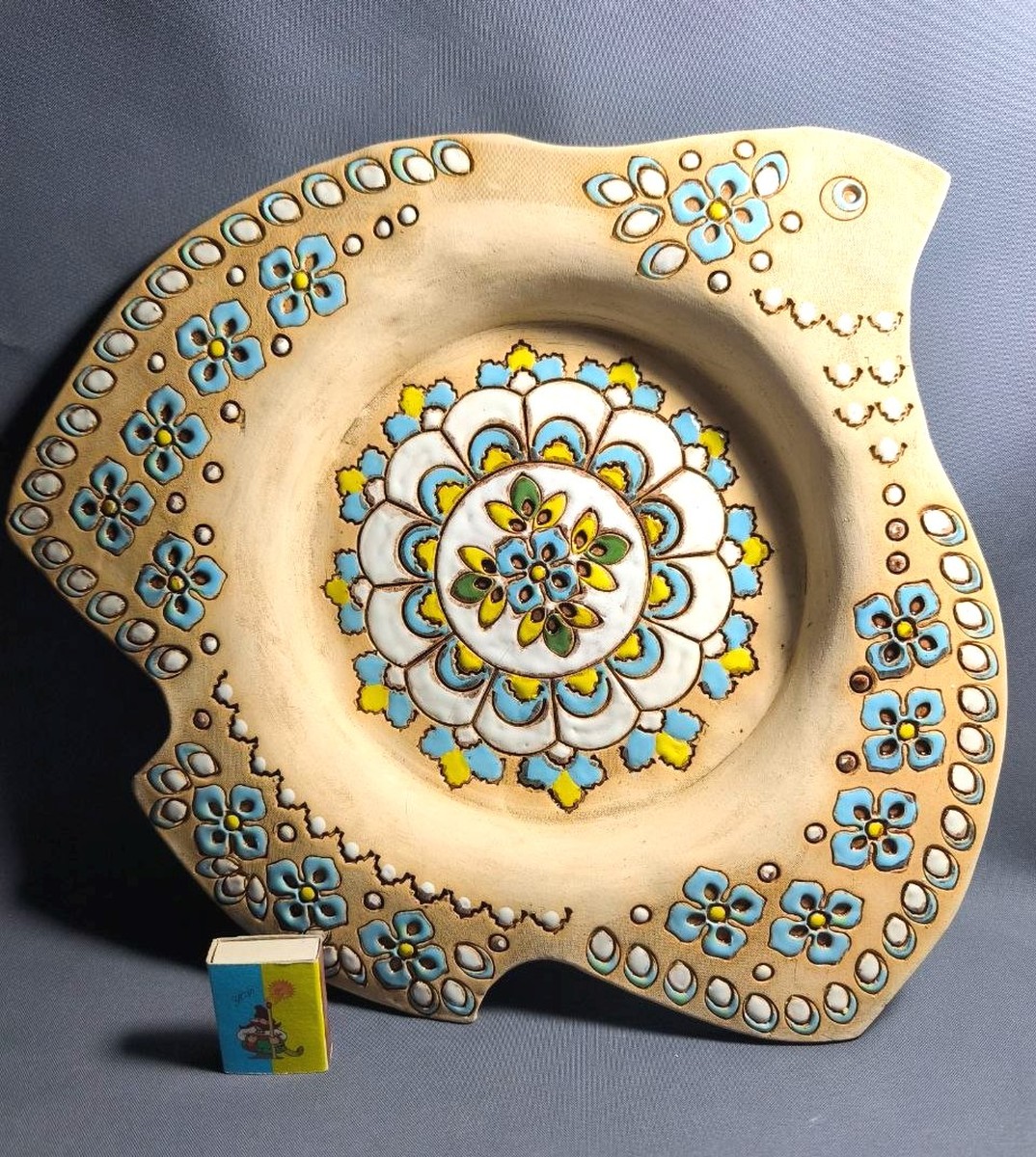 Блюдо Велика кольорова птаха (38*39 см) з незначною мікротріщинкою - зображення 1