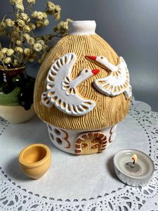 Маленька хатинка з лелеками (14 см.підсвічник, аромалампа з денцем) - зображення 1