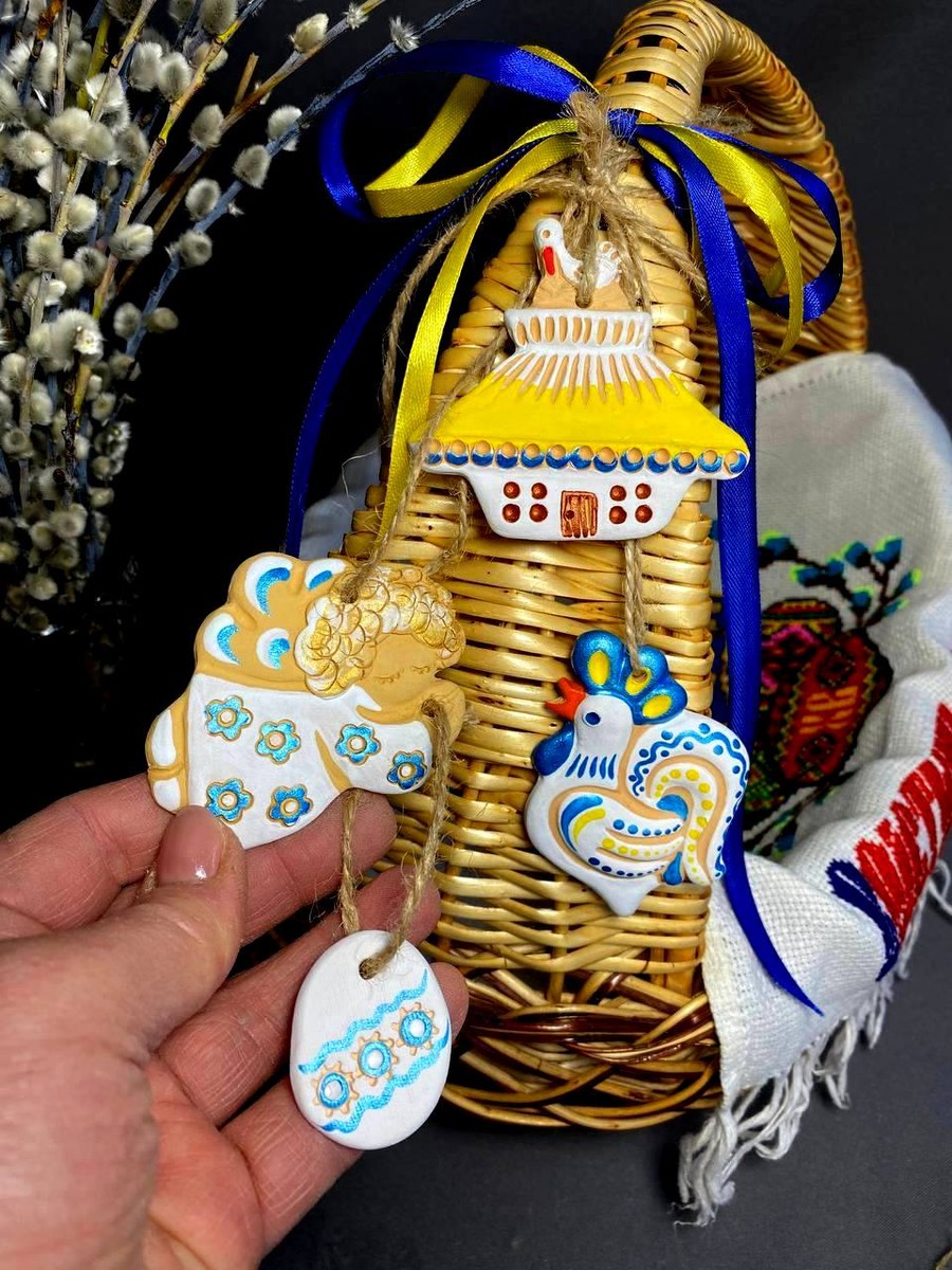 Набір прикрас на великодній кошик (півник, ангелик з писанкою, хатинка з лелекою) - зображення 1